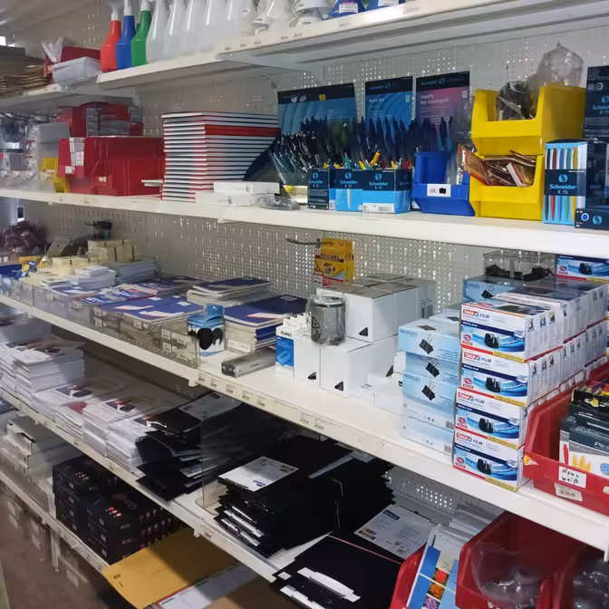 Regal mit Bürobedarf