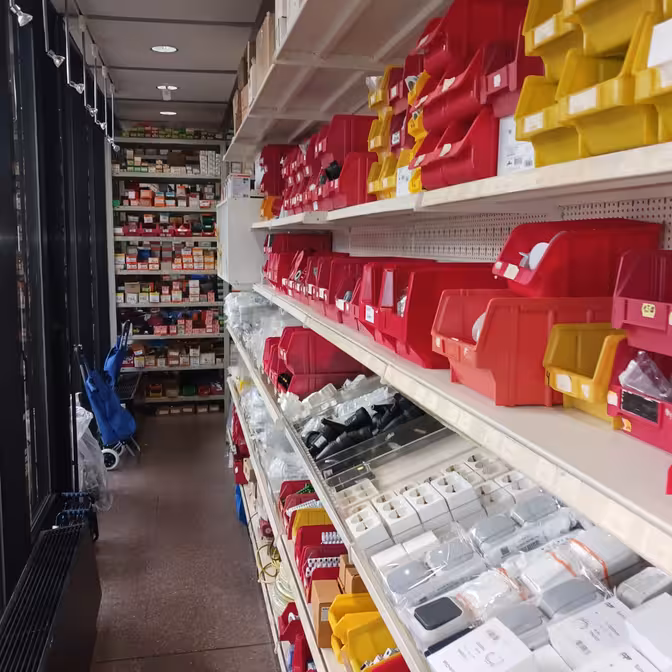 Regal mit Elektroartikeln