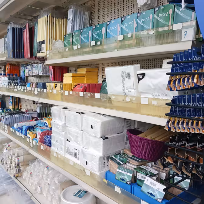 Regal mit Haushaltsbedarf