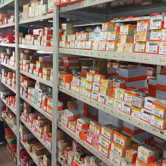 Regal mit Leuchtmitteln