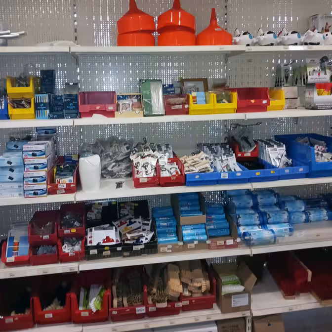 Regal mit Messebedarf