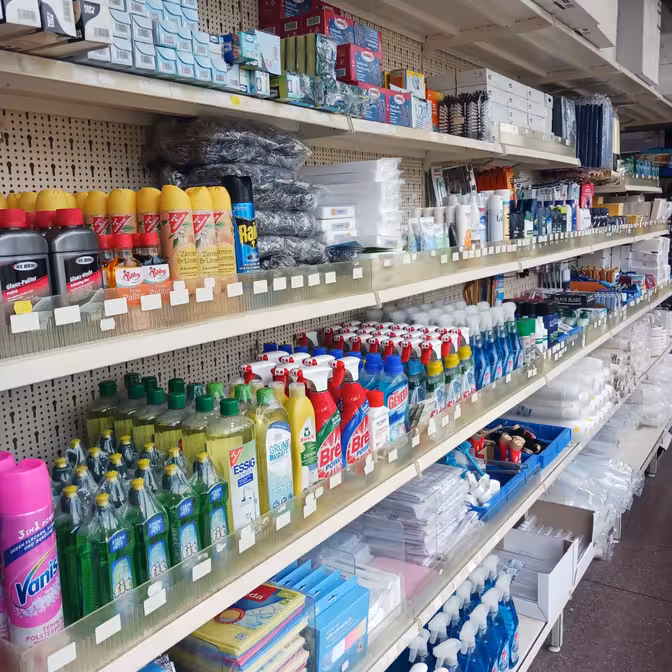 Regal mit Reinigungsmaterial